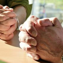 hands-2168901_1280.jpg