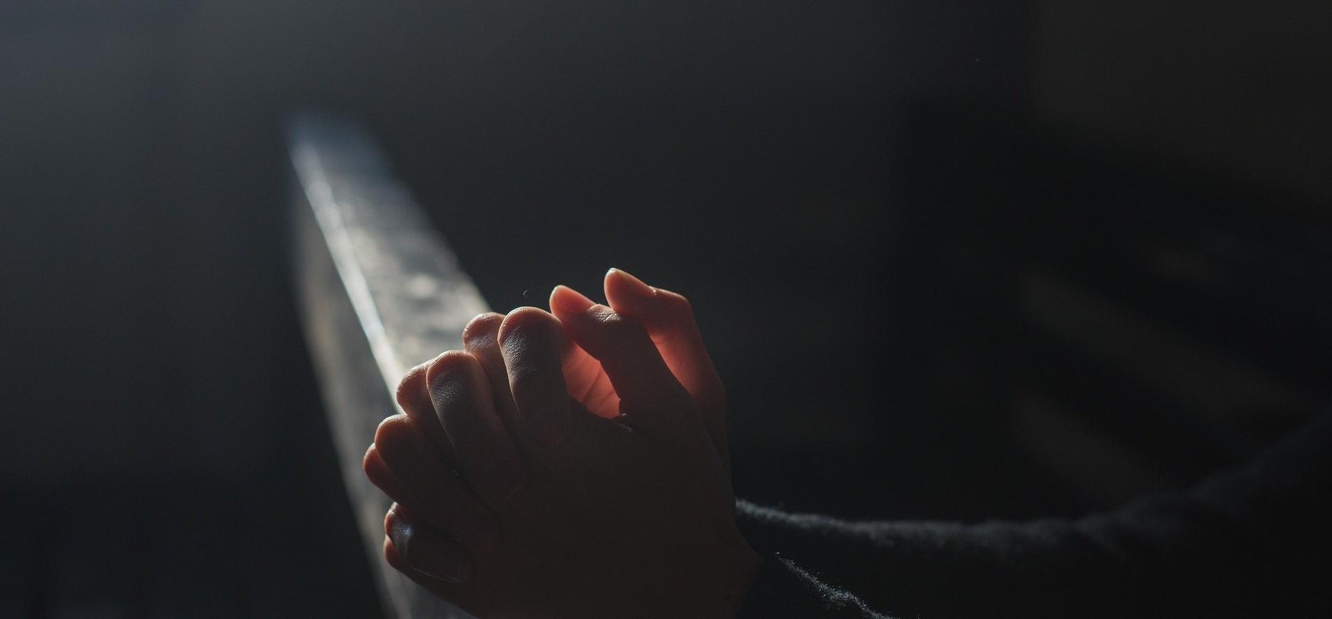prayer-g8323a2eff_1920.jpg