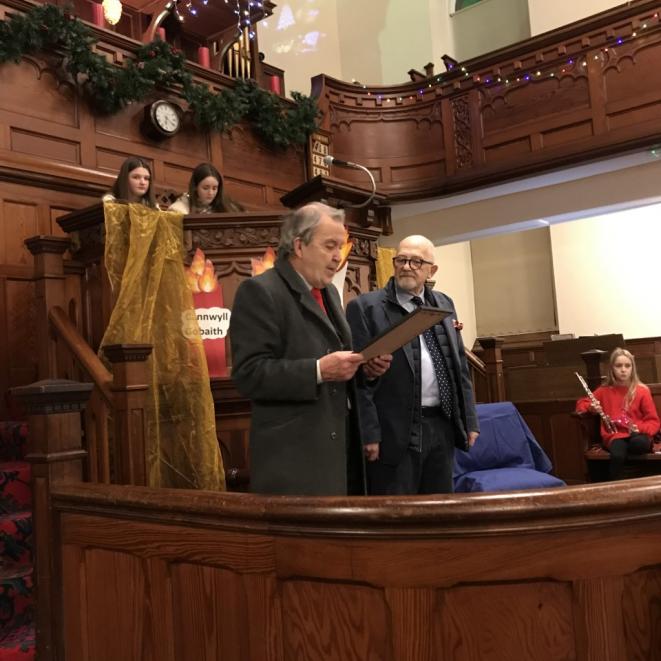 350 Jeryslaem Pen-bre Emyr yn derbyn tystysgrif.jpg