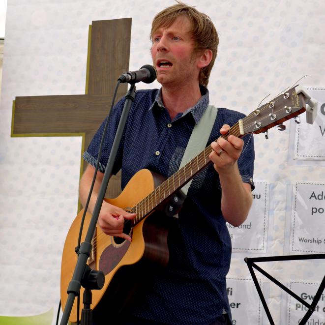 GYC 1 ynnir llyfr gwyn.jpg