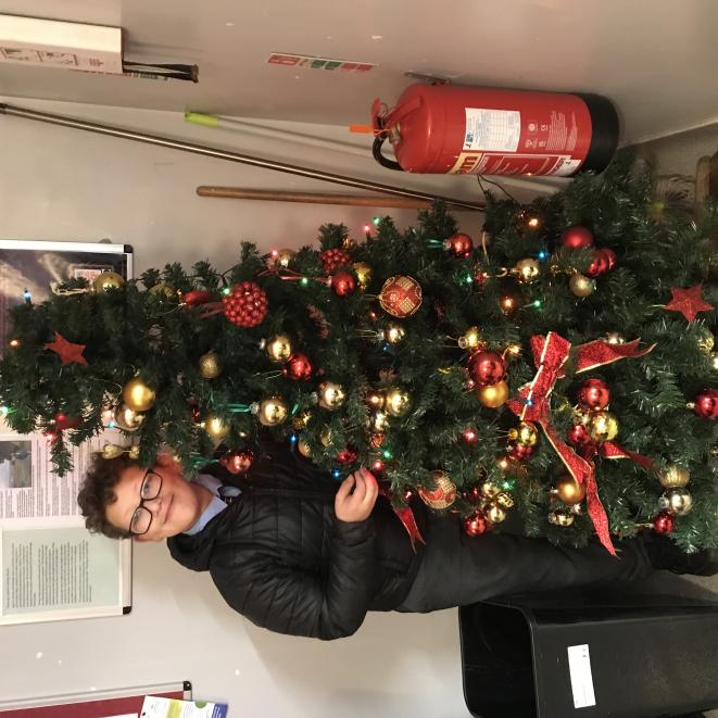 Llanfair Pen-rhys Ffair Nadolig coeden.jpg