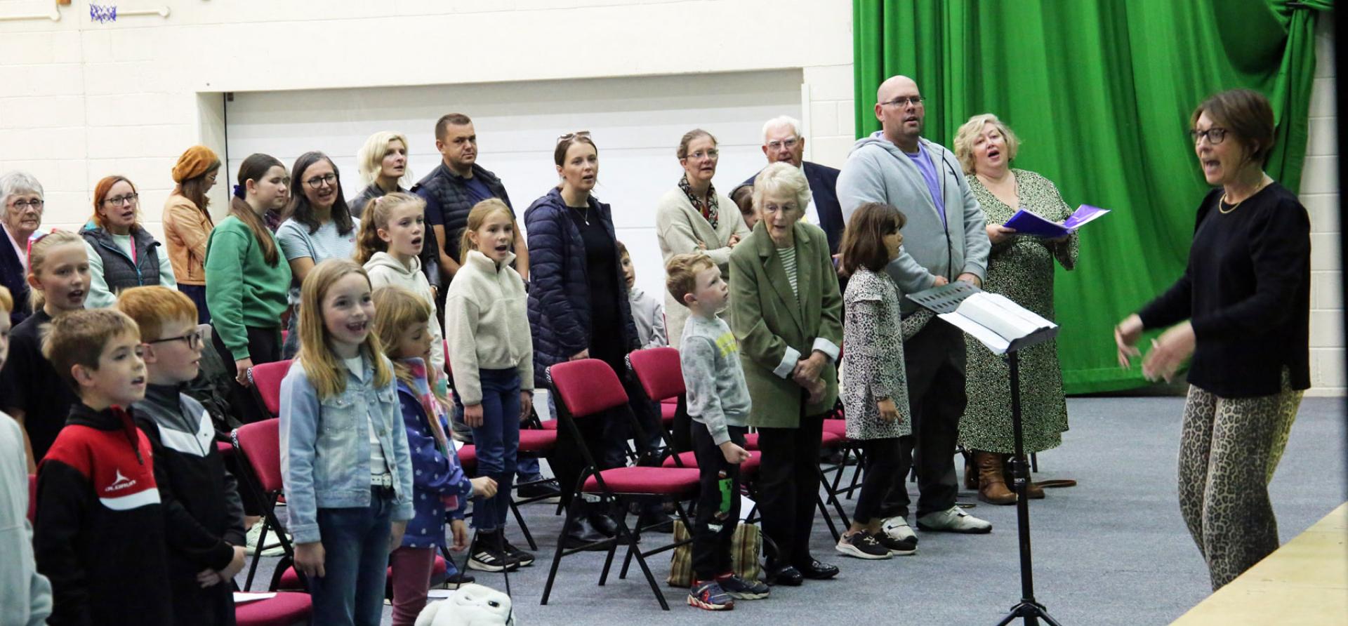 Llun 1 Sul Sbes 4 Catrin Evans yn cael pawb i hwyl yn y Sul Spesial 2025.jpg  - Garthen.jpg