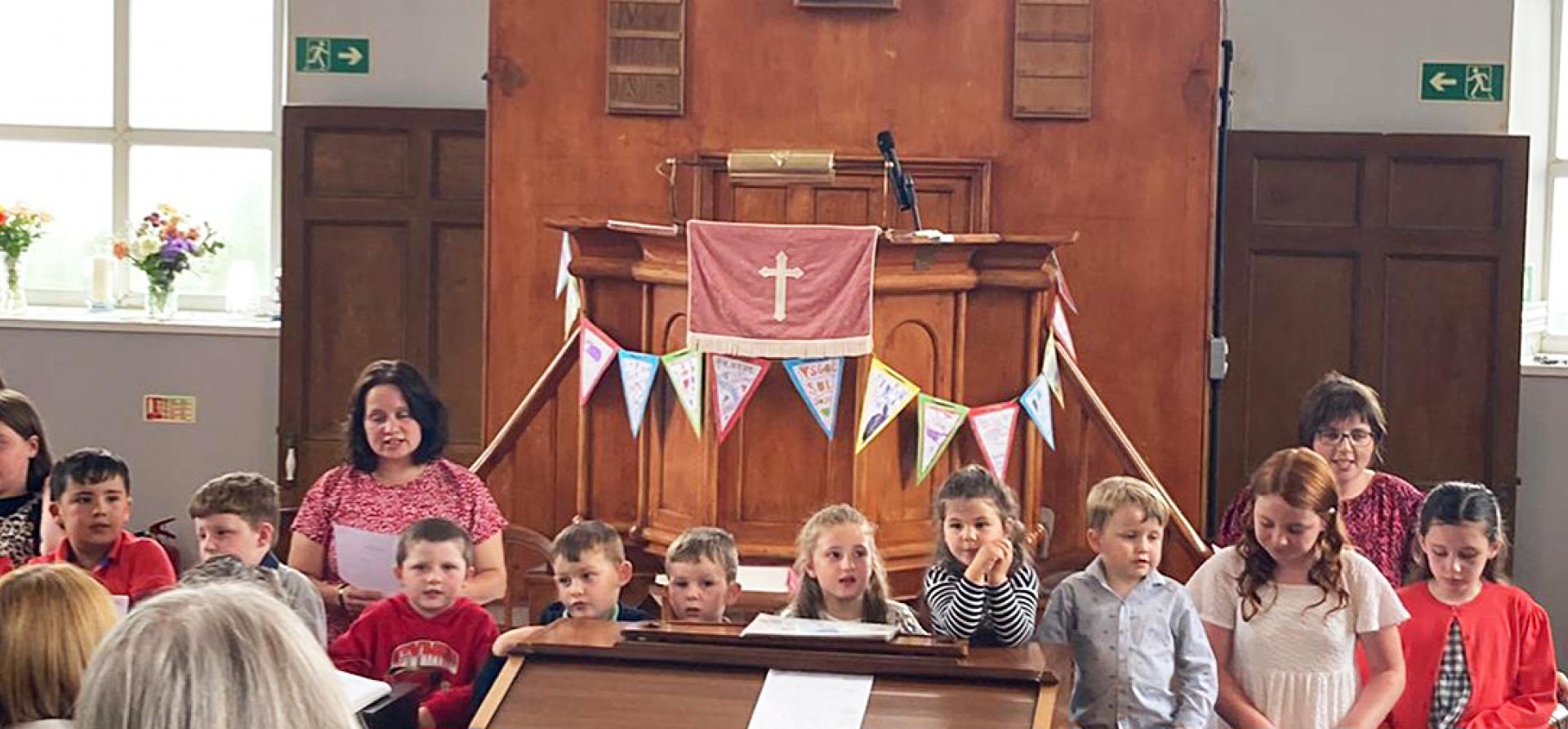 Llun 1 200 Plant yr Ysgol Sul yn yr Oedfa Ddathlu.jpg